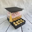 Ballagási fiókos fekete virágbox, vegyes rózsaszín virágokkal Ballagási fiókos fekete virágbox, vegyes rózsaszín virágokkal