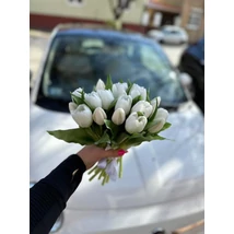 Élethű bimbós tulipán csokor - fehér (7 szálas, zártfejű)