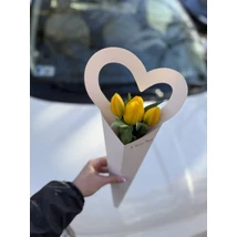 Élethű tulipán csokor - sárga (3 szálas) szíves papírtasakban	