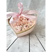 Akril szív alakú virágbox tetővel, rózsaszín díszdobozban