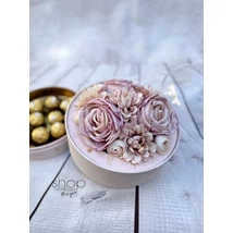 Búrás nagy vegyes rózsaszín  virágbox, rózsaszín tartóval az alján