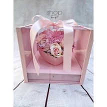 Fiókos szív alakú virágbox, rózsaszín színű masnis díszdobozban