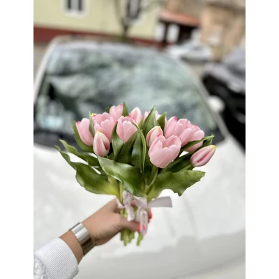 Élethű bimbós tulipán csokor - rózsaszín (7 szálas, zártfejű)