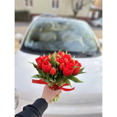 Élethű bimbós tulipán csokor - piros (7 szálas, zártfejű)