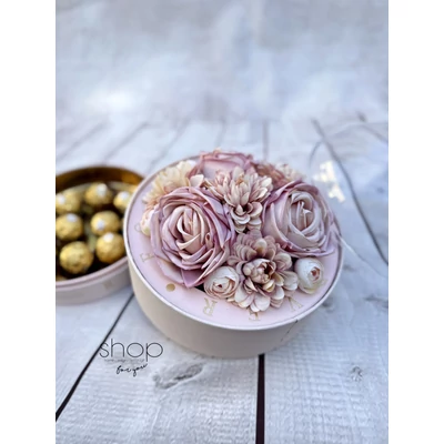 Búrás nagy vegyes rózsaszín  virágbox, rózsaszín tartóval az alján